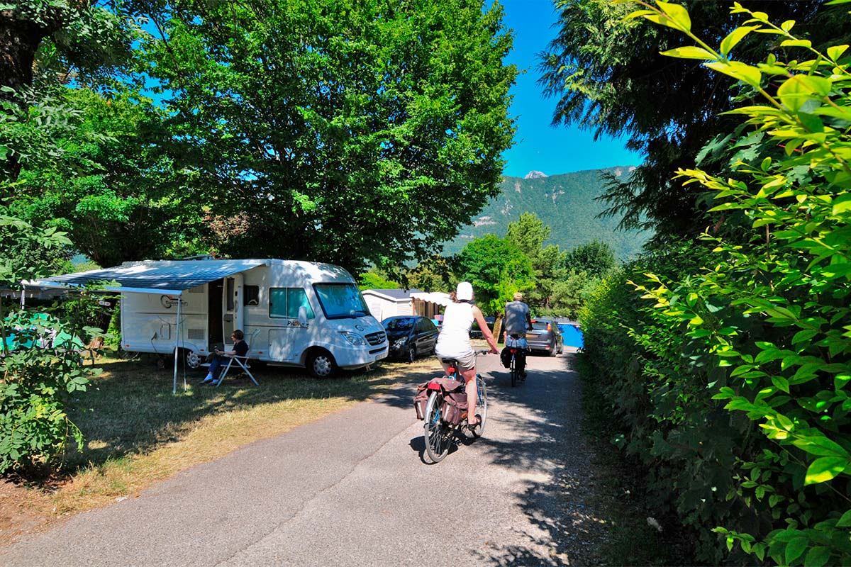 parcelle-emplacement-camping-car-annecy-grand-confort