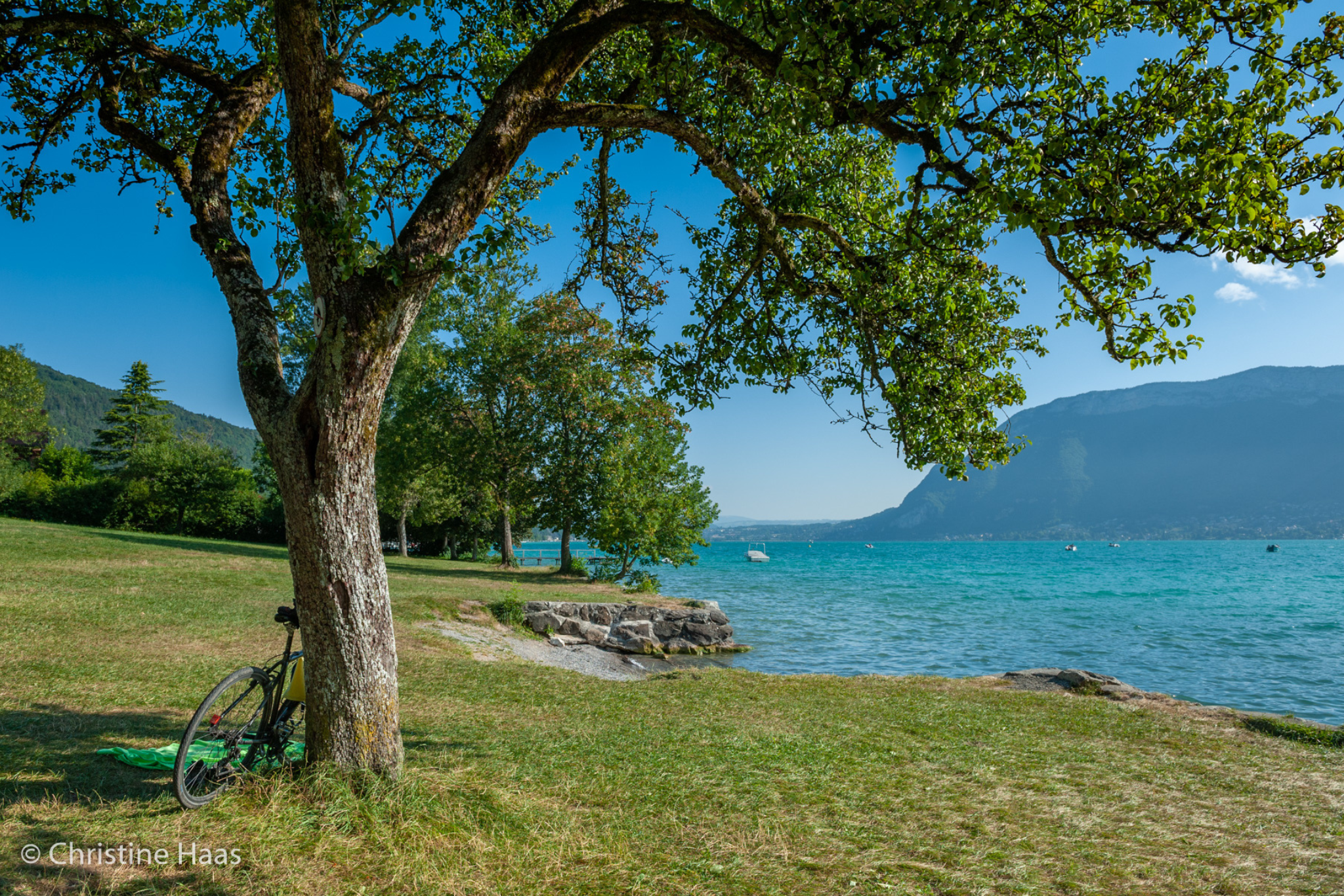 pause-voie-verte-plage-Annecy-bike-beach